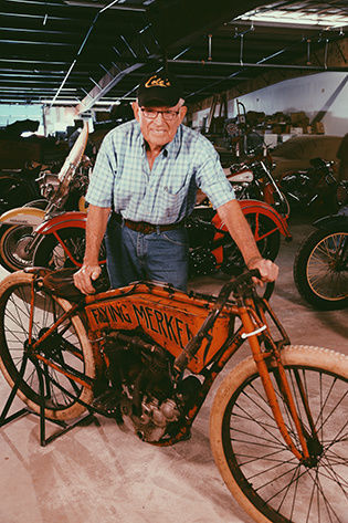 90岁老汉和他收藏的古董摩托车