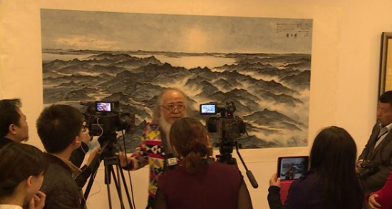 画家杨彦接受媒体采访