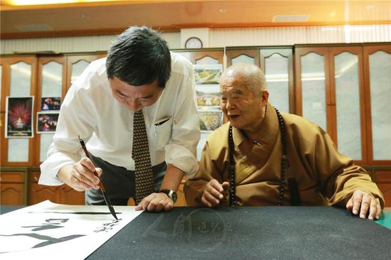 香港中文大学校长沈祖尧现场挥毫“天人合一”