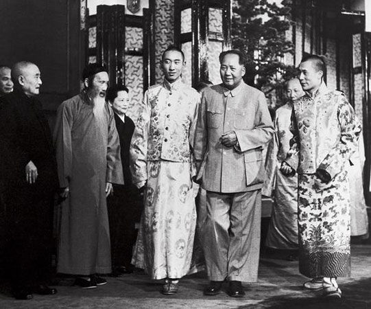 1954年9月，毛泽东在北京接见西藏两大宗教领袖达赖喇嘛·丹增嘉措（右）和班禅额尔德尼·确吉坚赞（左）。