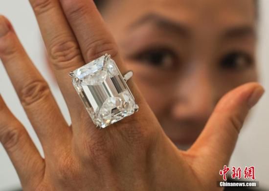 当地时间3月25日，苏富比在洛杉矶的展廊展出高德温收藏(Goldwyn Collection)的顶级艺术作品拍卖品。其中一颗重达100.20克拉的D色IF（内部无暇）级净度的祖母绿形钻石最为惊艳。该钻石也将是拍卖史上最大的D色IF级祖母绿形钻石，其估价在1900万美元到2500万美元之间。中新社发 林戈 摄